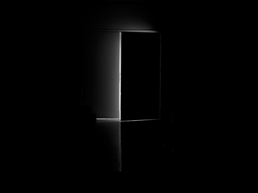 Открытая дверь в темноте. Дверь в темноте. Закрытая дверь в темноте. Закрытая дверь в темной комнате.